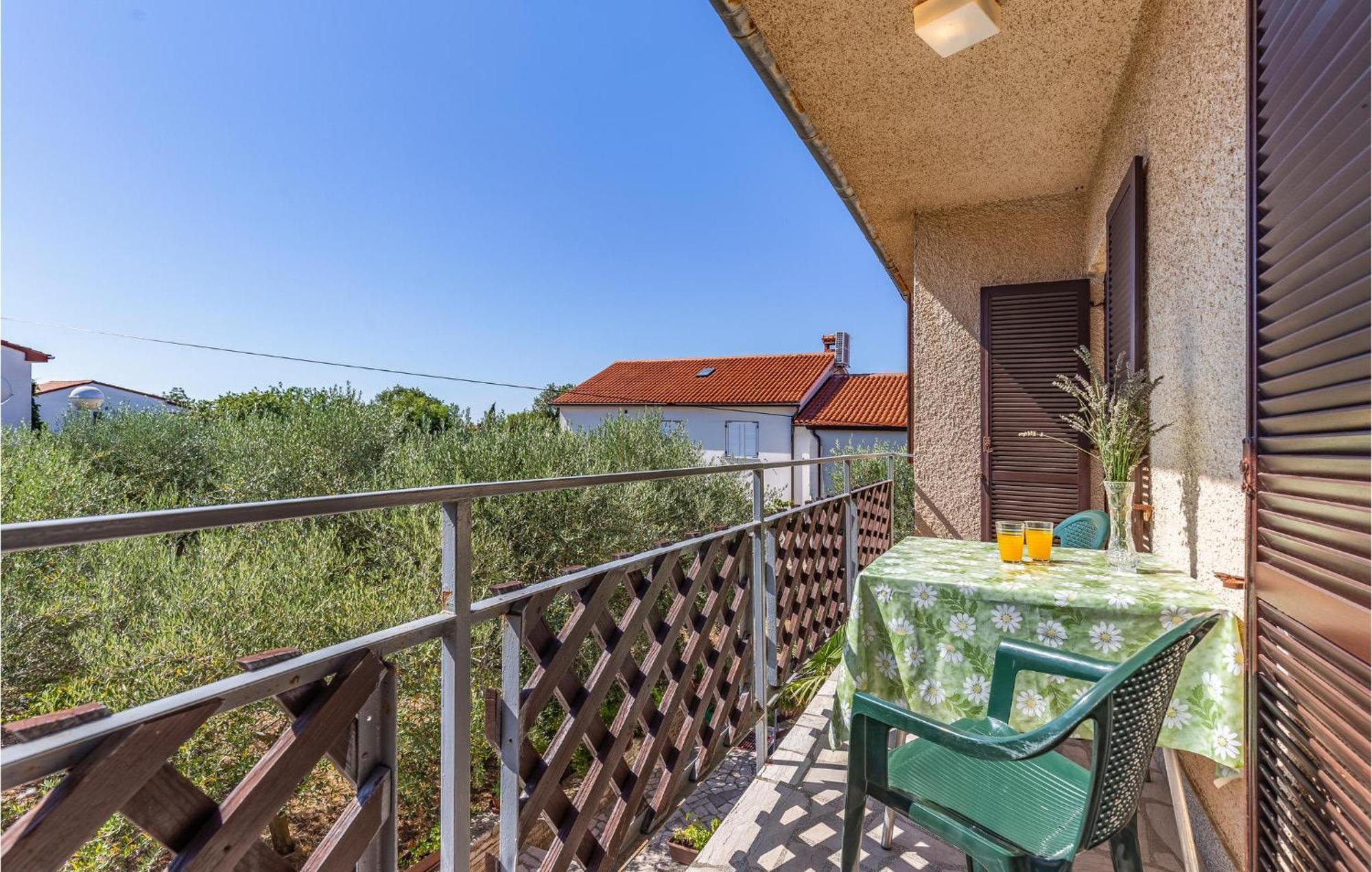 Awesome Apartment In Medulin With Kitchen Exterior foto