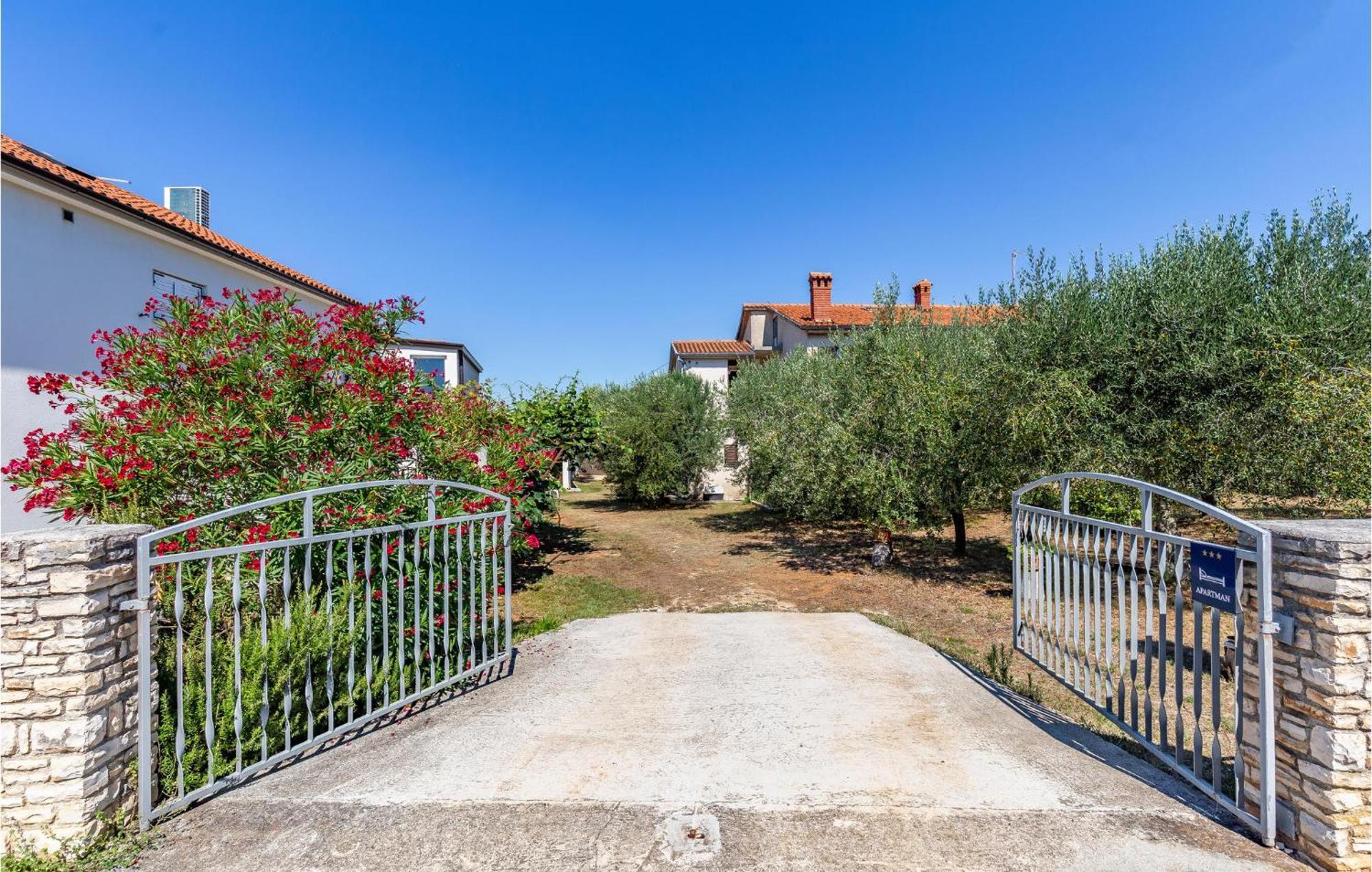 Awesome Apartment In Medulin With Kitchen Exterior foto