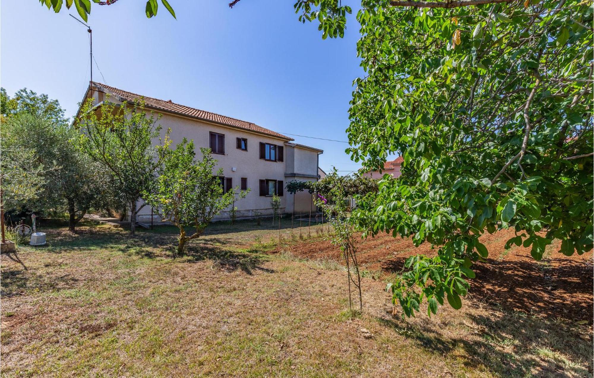 Awesome Apartment In Medulin With Kitchen Exterior foto